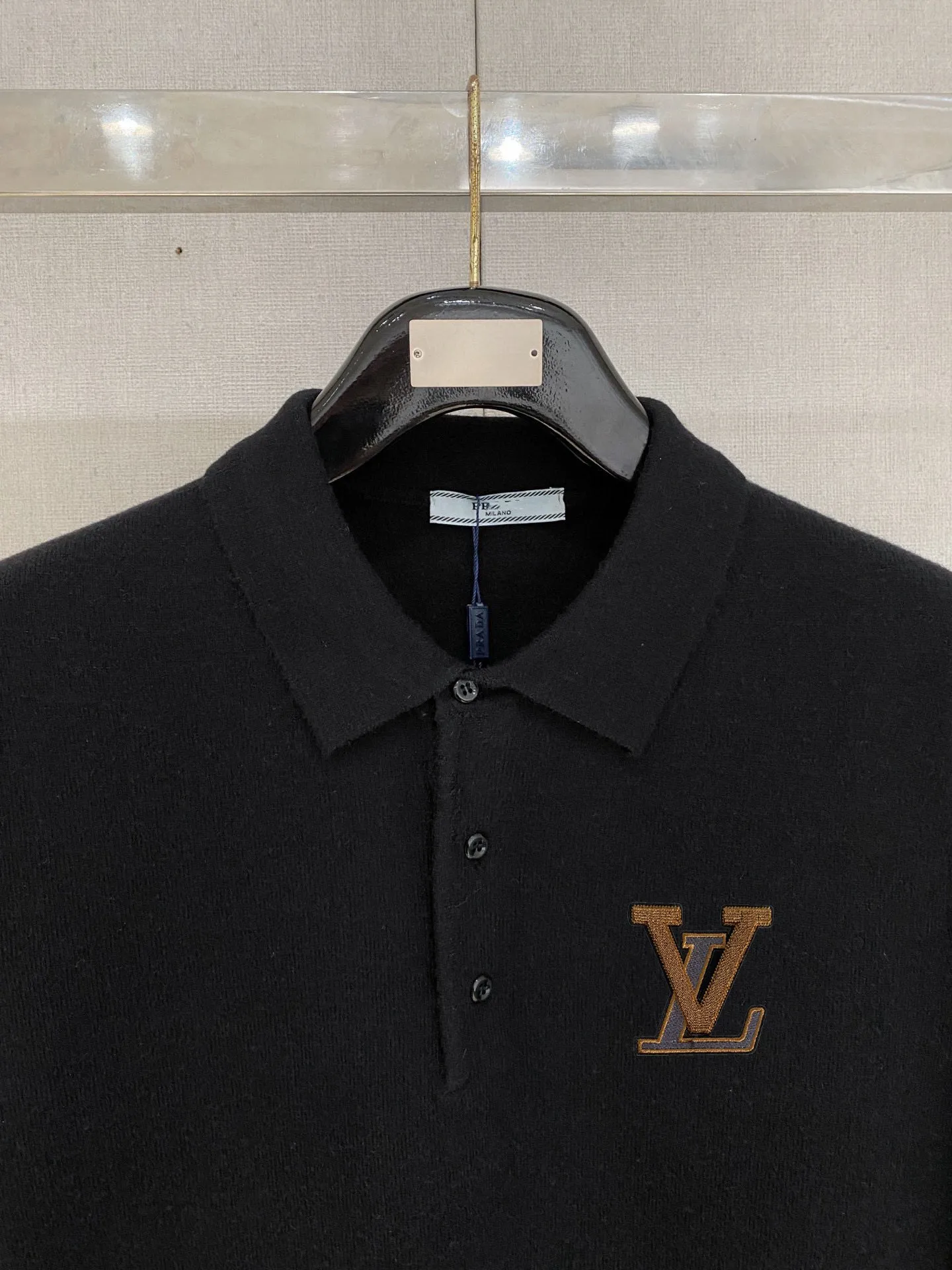 🅿️440 [LV Louis Vuitton] Autumn and winter classic lapel sweater, in full condition! ! ! Wool blended fabric, the latest model in 2025, golden ratio! ! Slim-fitting soft gold, versatile and practical item, the combination and practicality are extremely powerful, simple and elegant, and classy! To create your own style, it is highly recommended to buy it in two colors. The standard slim fit tailoring process is suitable for both young and old men. It is knitted from wool and will not cause any discomfort! While keeping warm, it is stylish, textured and wearable, and the classic logo with contrasting colors on the chest feels in place! ! Recommended for regular customers! ! Size M-3XL (maximum wear: 190 pounds)